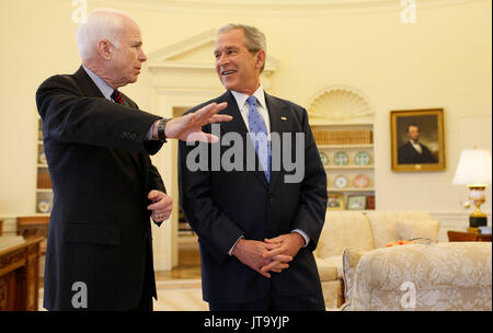 US-Präsident George W. Bush lächelt als He Plays, US-Senator John McCain (Republikaner von Arizona) Mittwoch, 5. März 2008, im Oval Office als sie vorbereitet, die Medien auf dem South Lawn zu begegnen. Der Präsident bot seine Unterstützung des republikanischen Präsidentschaftskandidaten sagte: "John zeigten unglaublichen Mut und Stärke und Ausdauer um diesen Moment zu bekommen. Und das ist genau das, was wir brauchen, in einem Präsidenten: jemand, der die schwierigen Entscheidungen; verarbeiten kann jemand, der im Angesicht der Gefahr zurückweichen werden nicht. ". Obligatorische Credit: Eric Draper / White House über CNP Stockfoto