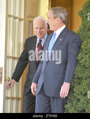 Washington, DC - 5. März 2008 -- USA-Präsident George W. Bush, rechts, fährt das Oval Office zu machen eine Aussage im Rosengarten des Weißen Hauses indossieren United States Senator John McCain (Republikaner aus Arizona), Links, der vermutliche republikanische Kandidat 2008 zum Präsidenten der Vereinigten Staaten am Mittwoch, 5. März 2008. Quelle: Ron Sachs/CNP/MediaPunch Stockfoto