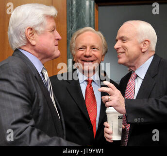 Washington, DC - 8. April 2008 - Von links nach rechts: United States Senatoren Edward M. "Ted" Kennedy, (Demokrat aus Massachusetts); Joseph Lieberman (Unabhängiger Demokrat, Connecticut) und John McCain (Republikaner aus Arizona) teilen ein Gespräch vor der Anhörung das Zeugnis von General David Petraeus und Botschafter Ryan Crocker vor dem United States Senate Armed Services Committee auf die Situation und die Fortschritte im Irak in Washington, D.C. am Dienstag, 8. April 2008. Quelle: Ron Sachs/CNP/MediaPunch Stockfoto