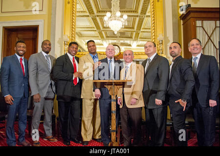 Von links nach rechts: Austin Trout, ehemaliger Junior-Mittelgewicht Weltmeister Boxen; Phil Davis, ehemaliger All American Ringer & Bellator MMA-Kämpfer; Herschel Walker, NFL große & ehemaligen MMA-Kämpfer; Larry Holmes, Box-Legende; US-Senator John McCain (Republikaner von Arizona); Dr. Charles Bernick, M.D., M.P.H., associate ärztlichen Direktor der Cleveland Klinik Lou Ruvo Center für die Gesundheit des Gehirns; Scott Coker, Bellator MMA-Präsident; Paulie Malignaggi, ehemaliger Boxweltmeister im Weltergewicht; und Kevin Kay, Spike TV Präsident; Pose für ein Gruppenfoto nach einer Pressekonferenz Supp zeigen Stockfoto