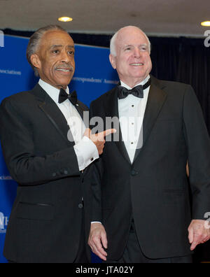 Reverend Al Sharpton, Links, und US-Senator John McCain (Republikaner aus Arizona), rechts, für die 2014 White House Correspondents Association jährlichen Abendessen am Washington Hilton Hotel am Samstag, 3. Mai 2014 eintreffen. Credit: Ron Sachs/CNP (Einschränkung: Keine New York oder New Jersey Zeitungen oder Zeitschriften innerhalb eines 75-Meilen-Radius von New York City)/MediaPunch Stockfoto
