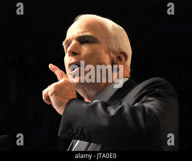 Washington, D.C. - Juni 2, 2008 -- United States Senator John McCain (Republikaner aus Arizona), der vermutliche 2008 republikanische Kandidat für das Amt des Präsidenten der Vereinigten Staaten, spricht an der American Israel Public Affairs Committee (AIPAC) jährliche politische Konferenz in Washington, D.C. am Montag, 2. Juni 2008. In seinen Ausführungen, Senator McCain hat erneut seine feste Unterstützung für den Staat Israel.. Credit: Ron Sachs/CNP/MediaPunch Stockfoto