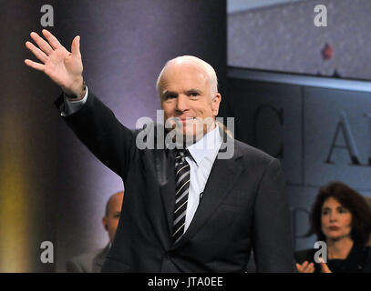 Washington, D.C. - Juni 2, 2008 -- United States Senator John McCain (Republikaner aus Arizona), der vermutliche 2008 republikanische Kandidat für das Amt des Präsidenten der Vereinigten Staaten, Wellen, die an die Teilnehmer nach dem Gespräch in der American Israel Public Affairs Committee (AIPAC) jährliche politische Konferenz in Washington, D.C. am Montag, 2. Juni 2008. In seinen Ausführungen, Senator McCain hat erneut seine feste Unterstützung für den Staat Israel.. Credit: Ron Sachs/CNP/MediaPunch Stockfoto