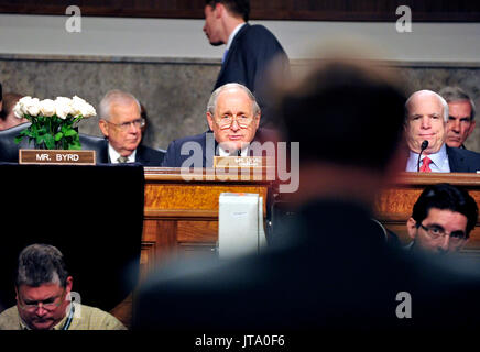 Reverse Ansicht für allgemeine David H. Petraeus, US-Army, Zeugnis vor dem United States Senate Armed Services Committee Hearing über seine Ernennung zum Kommandanten der International Security Assistance Force und Kommandant der Vereinigten Staaten Streitkräfte in Afghanistan in Washington, D.C. am Dienstag, 29. Juni 2010. Im Bild von links ist die Gedenkstätte für US-Senator Robert Byrd (Demokrat von West Virginia); US-Senator Carl Levin (Demokrat aus Michigan), General Petraeus, und US-Senator John McCain (Republikaner aus Arizona).. Credit: Ron Sachs/CNP/MediaPunch Stockfoto