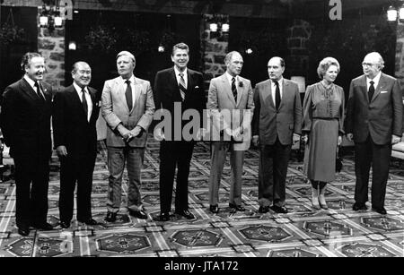 G-7-Führer posieren für ein Gruppenfoto im Chateau Montebello in Montebello, Quebec, Kanada am 20. Juli 1981. Von links nach rechts: Präsident Gaston Thorn von der Europäischen Kommission, Premierminister Zenko Suzuki aus Japan, Bundeskanzler Helmut Schmidt von der Bundesrepublik Deutschland, United States US-Präsident Ronald Reagan, Premierminister Pierre Elliott Trudeau von Kanada, Präsident François Mitterrand von Frankreich, Premierministerin Margaret Thatcher in Großbritannien, und Ministerpräsident Giovanni Spadolini in Italien. Schlechtes Wetter zwang die Fotosession im Innenbereich verlegt werden. Quelle: Pool über CNP/MediaPunch Stockfoto