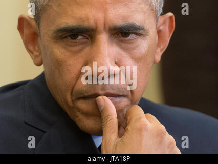 Präsidenten der Vereinigten Staaten Barack Obama hört als Premierminister Malcolm Turnbull von Australien zu den Medien vor einer Sitzung im Oval Office im Weißen Haus in Washington, D.C., am 19. Januar 2016 spricht. Credit: Kevin Dietsch/Pool über CNP/MediaPunch Stockfoto
