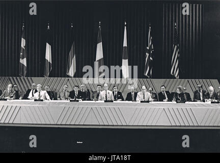 G-7-Staats- und Regierungschefs eine gemeinsame Kommuniqué nach ihren Sitzungen in Montebello, Quebec, Kanada am 20. Juli 1981. Von links nach rechts an den Tisch links: Premierminister Zenko Suzuki aus Japan, Bundeskanzler Helmut Schmidt von der Bundesrepublik Deutschland, United States US-Präsident Ronald Reagan, Premierminister Pierre Elliott Trudeau von Kanada, Präsident François Mitterrand von Frankreich, Premierministerin Margaret Thatcher in Großbritannien, und Ministerpräsident Giovanni Spadolini in Italien. Credit: Arnie Sachs/CNP/MediaPunch Stockfoto