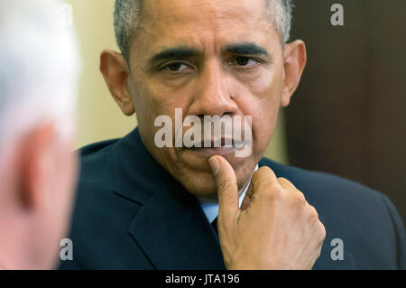 Präsidenten der Vereinigten Staaten Barack Obama hört als Premierminister Malcolm Turnbull von Australien zu den Medien vor einer Sitzung im Oval Office im Weißen Haus in Washington, D.C., am 19. Januar 2016 spricht. Credit: Kevin Dietsch/Pool über CNP/MediaPunch Stockfoto