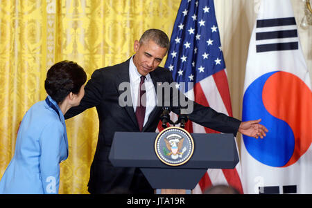 Präsidenten der Vereinigten Staaten Barack Obama und Präsident Park Geun-hye der Republik Korea die Abfahrt Ost Zimmer des Weißen Hauses nach ihrer gemeinsamen Pressekonferenz, 16. Oktober 2015 in Washington, DC. Credit: Olivier Douliery/Pool über CNP/MediaPunch Stockfoto