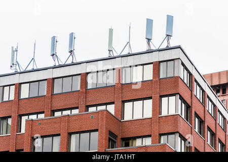 Handy Türme auf Backsteingebäude in der Stadt Stockfoto