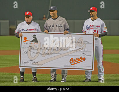 New York Yankees shortstop Derek Jeter (2), Mitte, wird einen Scheck über 10.000 $ durch Baltimore Orioles Manager Buck Showalter (26), Links und Rechts ein feldspieler Nick Markakis (210, links, vor dem Spiel bei Oriole Park at Camden Yards, Baltimore, MD, am Sonntag, 14. September 2014. Die Präsentation war Teil eines vor - Spielzeremonie Jeter ehrt. Credit: Ron Sachs/CNP/MediaPunch (Einschränkung: Keine New York oder New Jersey Zeitungen oder Zeitschriften innerhalb eines 75-Meilen-Radius von New York City) Stockfoto