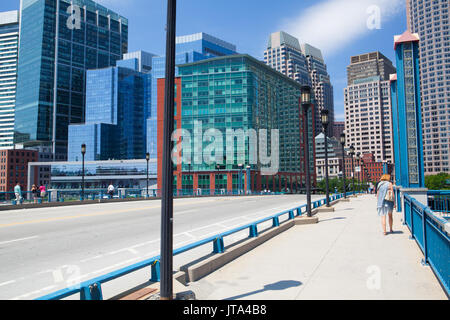 Boston, Massachusetts, USA - Juli 15,2016: Skyline von Boston Seaport Boulevard Brücke Massachusetts, USA Stockfoto