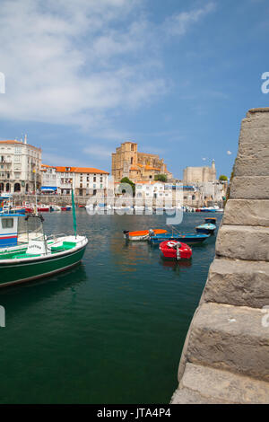 Castro Urdiales, Spanien - 9. Juli 2017: Hafen in Castro Urdiales.It ist eine Hafenstadt am Golf von Biskaya und eine moderne Stadt, obwohl die Burg Stockfoto