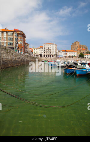 Castro Urdiales, Spanien - 9. Juli 2017: Hafen in Castro Urdiales.It ist eine Hafenstadt am Golf von Biskaya und eine moderne Stadt, obwohl die Burg Stockfoto