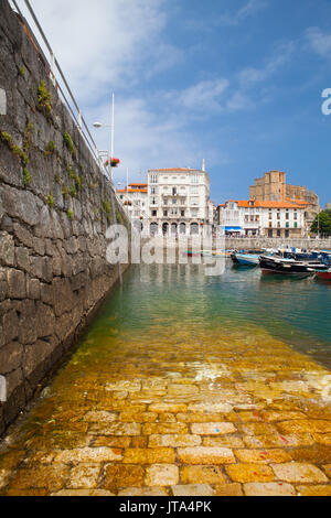 Castro Urdiales, Spanien - 9. Juli 2017: Hafen in Castro Urdiales.It ist eine Hafenstadt am Golf von Biskaya und eine moderne Stadt, obwohl die Burg Stockfoto