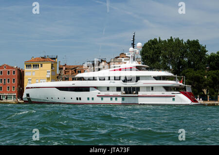 Venedig, Italien, 10. Juni 2017: Die luxuriösen Super Yacht für immer Eins im Arsenale Viertel von Venedig an einem sonnigen Nachmittag. Stockfoto