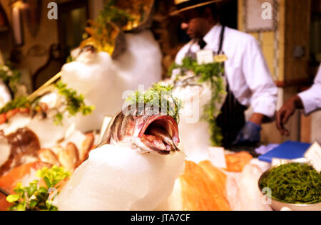 London UK - Frischer Fisch Zähler in der Food Hall bei Harrods in Knightsbridge Foto aufgenommen von Simon Dack Stockfoto