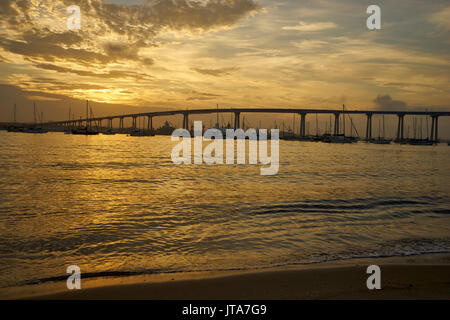 Blick vom Beiboot Landung auf Coronado Island in Richtung Coronado Bridge, Kalifornien Stockfoto