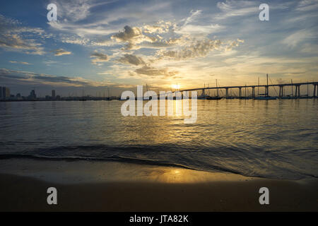 Blick vom Beiboot Landung auf Coronado Island in Richtung Coronado Bridge, Kalifornien Stockfoto