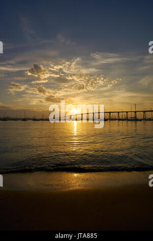 Blick vom Beiboot Landung auf Coronado Island in Richtung Coronado Bridge, Kalifornien Stockfoto