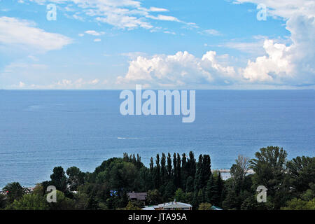 Schöne Aussicht auf das Meer aus der Vogelperspektive auf einem Sommer sonnigen Tag. Stockfoto