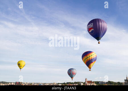 Vilnius, Litauen - 16. Juli 2016: Heißluftballons am Himmel über der Stadt Vilnius, Litauen fliegen Stockfoto