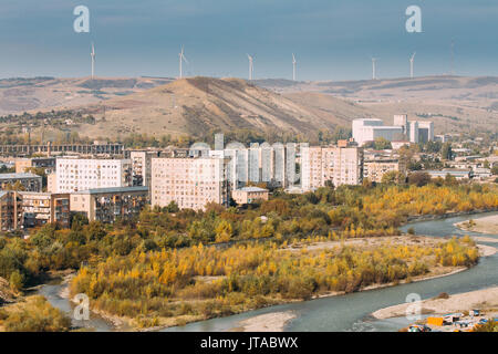 Gori, Shida Kartli Region, Georgia. Luftaufnahme der Wohnviertel mit mehrstöckigen Häusern auf Kura Küste im sonnigen Herbsttag. Windmühlen, W Stockfoto