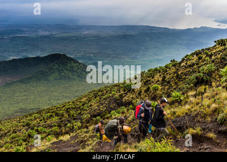 Trekker auf den steilen Hängen des Mount Nyiragongo, Virunga National Park in der Demokratischen Republik Kongo, Afrika Stockfoto