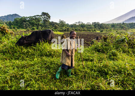 Glückliche junge Landwirtschaft Junge, Virunga National Park in der Demokratischen Republik Kongo, Afrika Stockfoto