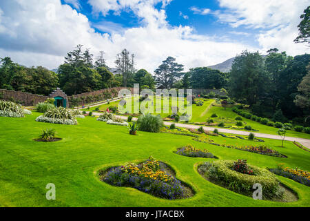 Von Mauern umgebenen Viktorianischen Garten in Kylemore Abbey, den Connemara National Park, County Galway, Connacht, Republik Irland, Europa Stockfoto