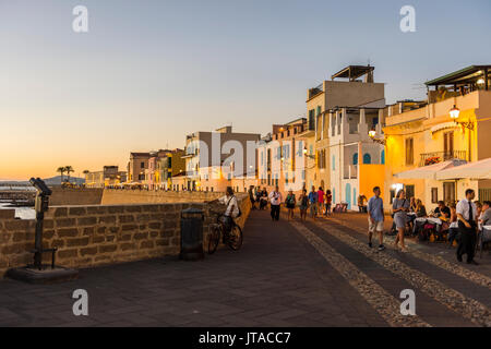 Ozean Promenade in der Küstenstadt Alghero nach Sonnenuntergang, Sardinien, Italien, Mittelmeer, Europa Stockfoto