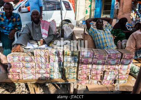 Geldwechsler auf dem Markt von Hargeisa, Somaliland, Somalia, Afrika Stockfoto