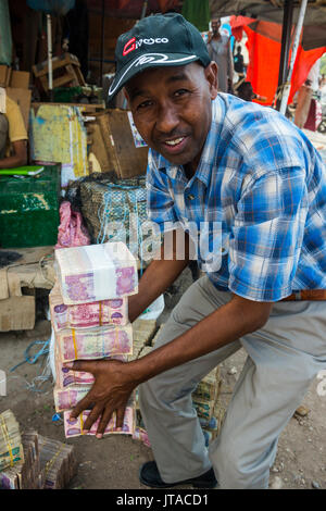 Geldwechsler auf dem Markt von Hargeisa, Somaliland, Somalia, Afrika Stockfoto