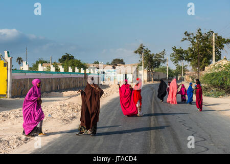 Farbenfroh gekleideten muslimischen Frauen in der Küstenstadt Berbera, Somaliland, Somalia, Afrika Stockfoto