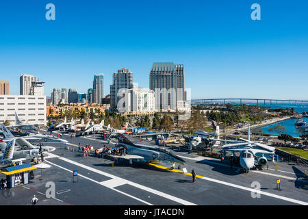 Kampfjet auf dem Deck der USS Midway Museum, San Diego, Kalifornien, Vereinigte Staaten von Amerika, Nordamerika Stockfoto