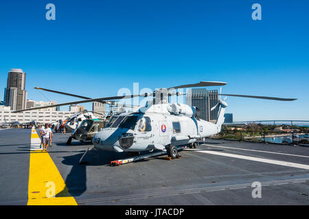 Hubschrauber auf dem Deck der USS Midway Museum, San Diego, Kalifornien, Vereinigte Staaten von Amerika, Nordamerika Stockfoto