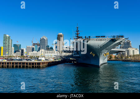 Skyline von San Diego mit USS Midway, Hafen von San Diego, Kalifornien, Vereinigte Staaten von Amerika, Nordamerika Stockfoto