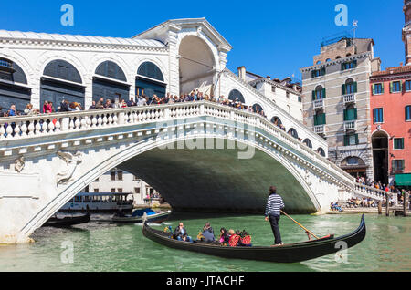 Gondel mit Touristen unter der Rialtobrücke (Ponte del Rialto), Canal Grande, Venedig, UNESCO, Venetien, Italien, Europa Stockfoto