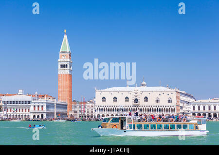 Campanile Tower, Palazzo Ducale, Bacino di San Marco (St. Marken Becken) und Wassertaxis, Venedig, UNESCO, Venetien, Italien Stockfoto