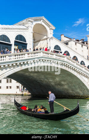 Gondel von Venedig mit Touristen unter der Rialto Brücke (Ponte del Rialto), Canal Grande, Venedig, UNESCO, Venetien, Italien Stockfoto