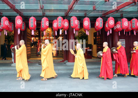 Ullambana Zeremonie, buddhistische Mönche Prozession, Buddha Zahns Tempel, Chinatown, Singapur, Südostasien, Asien Stockfoto