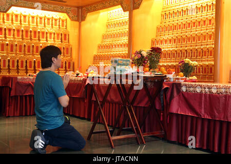 Zeremonie in Ancenstral Hall, Buddha Zahns Tempel in Chinatown, Singapur, Südostasien, Asien Stockfoto