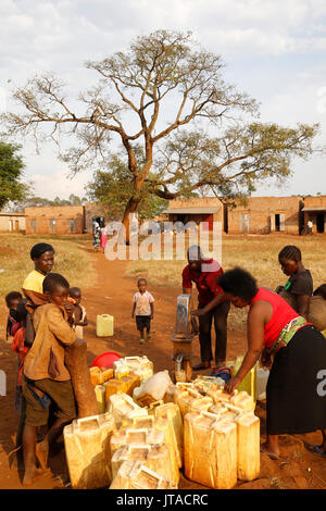 Wasser Chore in einem ugandischen Dorf, Bweyale, Uganda, Afrika Stockfoto