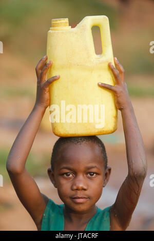 Wasser holen in Mulago, Kampala, Uganda, Afrika Stockfoto