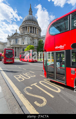 Blick auf St. Paul's Cathedral und London rote Busse von St. Paul's Churchyard, City of London, London, England, Großbritannien Stockfoto