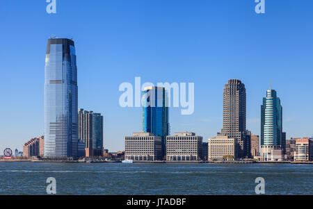 Die Waterfront von Jersey City als vom Hudson River gesehen. Die Goldman Sachs Turm gesehen werden kann dominieren die Skyline bei 238 Meter hoch. Stockfoto