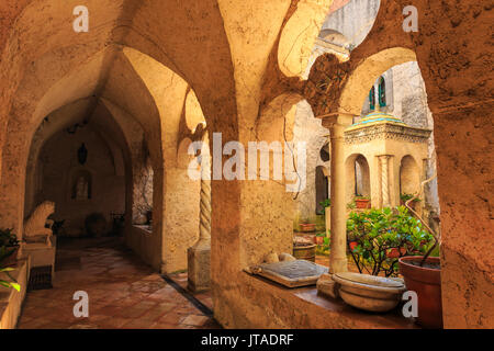 Kreuzgang, herrlichen Garten der Villa Cimbrone im Frühjahr, Ravello, Amalfi Coast, UNESCO, Kampanien, Italien, Europa Stockfoto