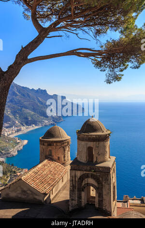 Berühmte Amalfiküste, Kirche und Schirmkiefer von Villa Rufolo Gärten, Ravello, UNESCO, Kampanien, Italien, Europa Stockfoto