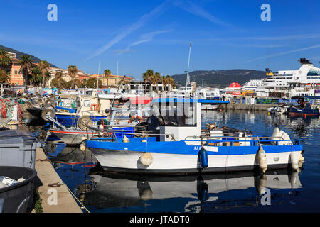 Alter Hafen mit Fischerbooten, Kreuzfahrtschiffe und Fähren, Blick auf die Berge in der Ferne, Ajaccio, Korsika, Frankreich Stockfoto