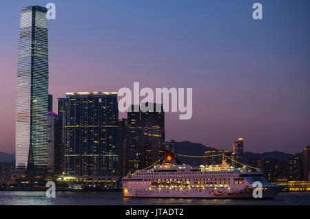 Kreuzfahrtschiffe in den Hafen von Victoria, und International Commerce Centre, ICC, Victoria Harbour, Hongkong, China. Stockfoto